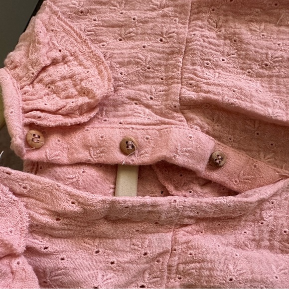 Peach pink eyelet onesie in new condition - Picture 4 of 4